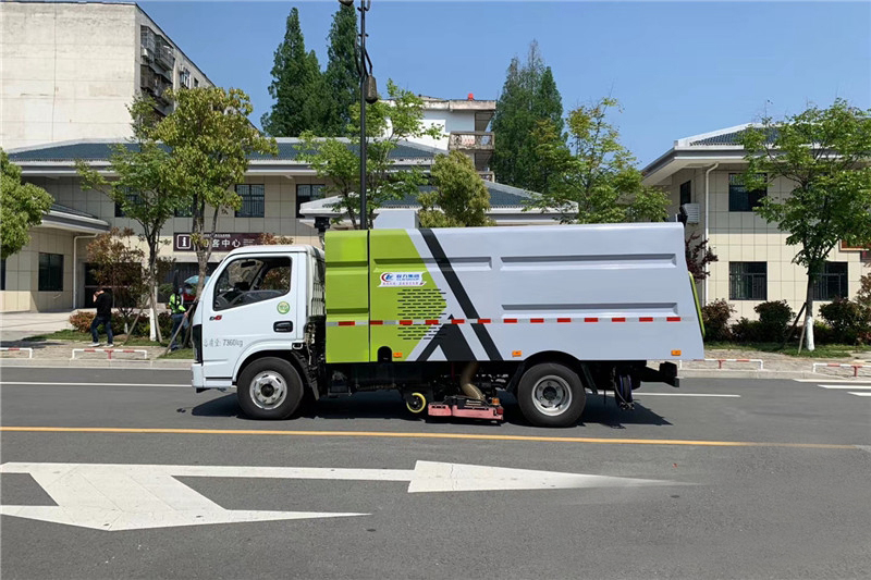國六小多利卡5噸1水4塵吸塵車
